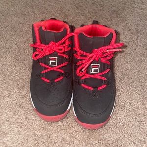 Kids Fila red black shoes